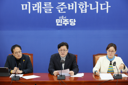 홍익표 더불어민주당 원내대표가 12일 국회에서 열린 설 민심 기자간담회에서 발언을 하고 있다. 연합뉴스.